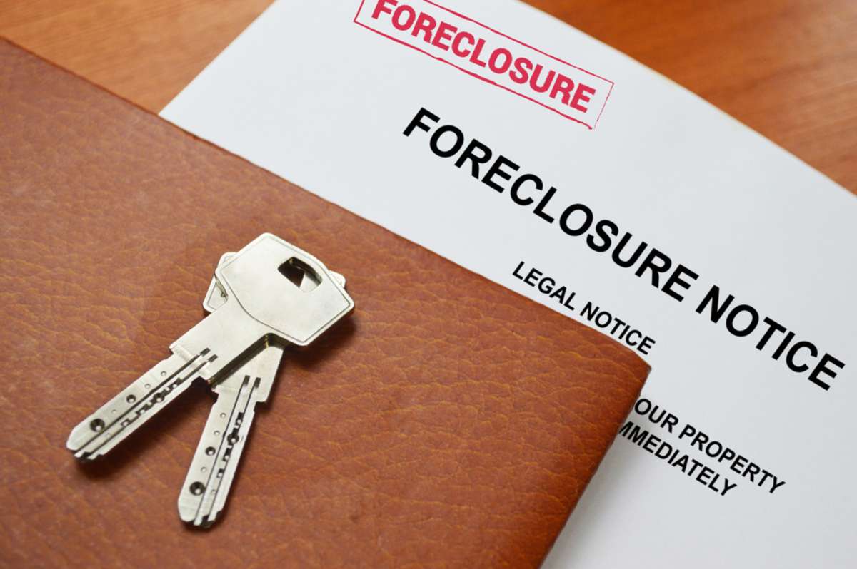 Foreclosure notice with keys, buy my house fast to avoid foreclosure concept