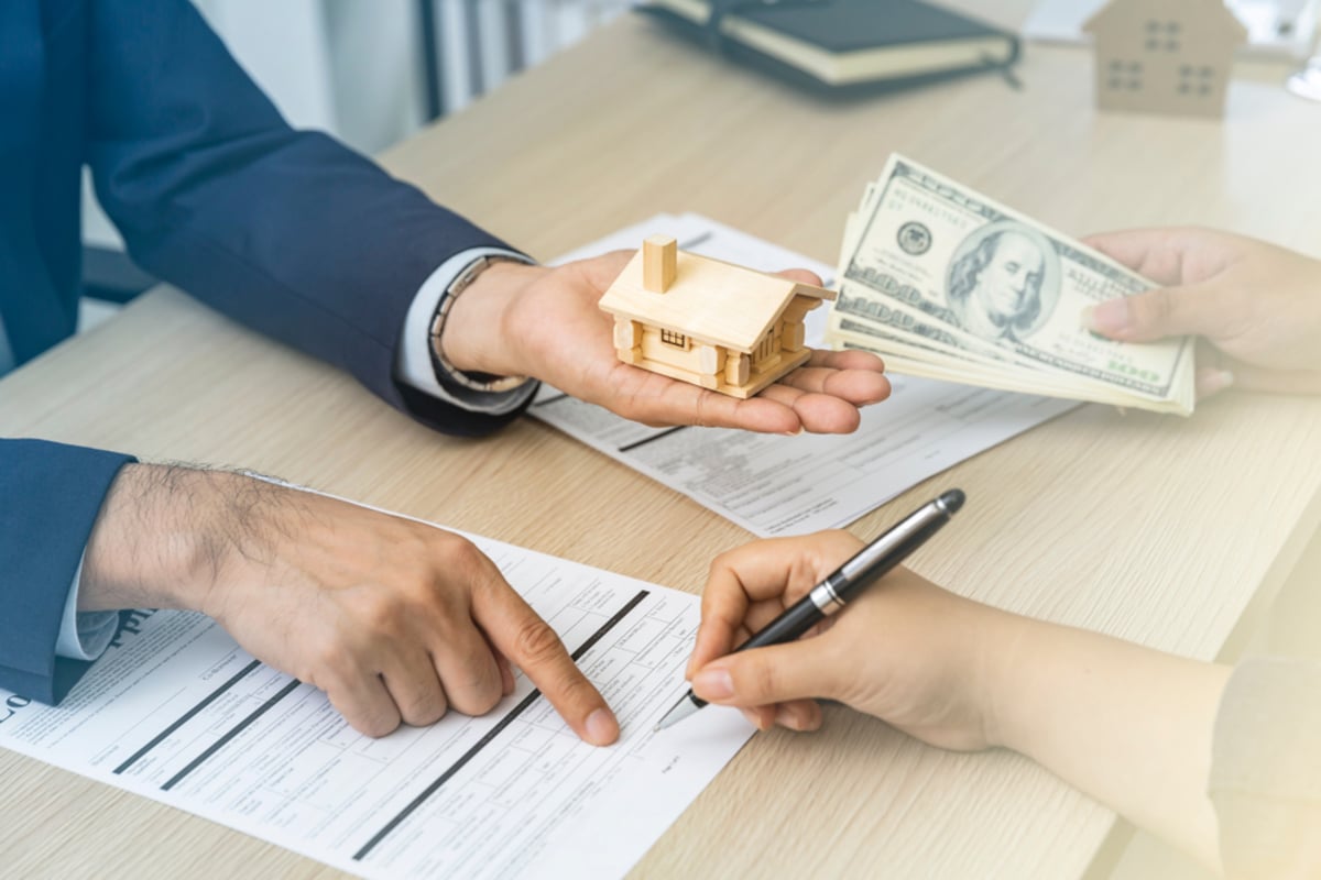 Professional bank officer happy and ready to offer a special interest rate for realestate customer